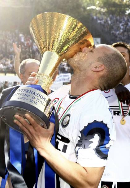 Wesley Sneijder bacia il trofeo. (Reuters)